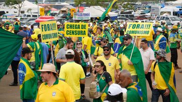Partidarios del presidente brasileño Jair Bolsonaro participan en una manifestación para pedir la intervención federal frente a la sede del Ejército en Brasilia. Cientos de bolsonaristas se manifiestan frente a los comandos del Ejército en las principales ciudades de Brasil para pedir por la intervención militar para protestar contra la victoria del izquierdista Lula da Silva en las urnas.