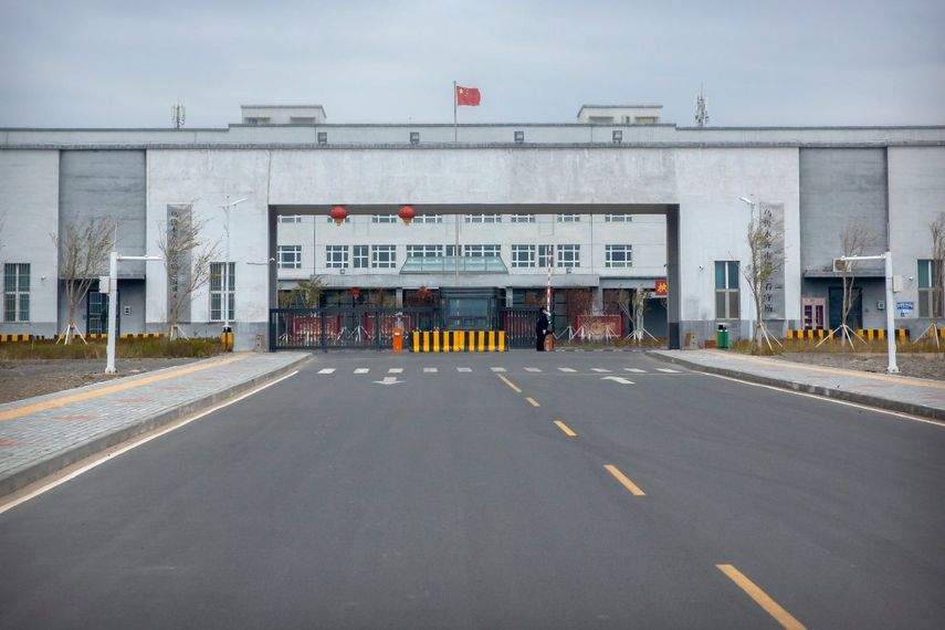 Vista del ingreso principal al Centro de Detención Nro. 3 de Urumqi, en Dabancheng, China, en foto del 23 de abril del 2021. El tamaño del complejo es dos veces el de la Ciudad del VAticano y se cree que puede recibir 10.000 reclusos.