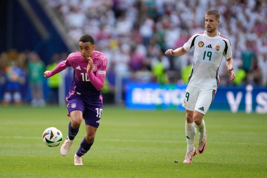 El alemán Jamal Musiala gambetea con el balón superando a Barnabas Varga de Hungría en el Grupo A en la Euro 2024 en Stuttgart, Alemania el 19 de junio del 2024.