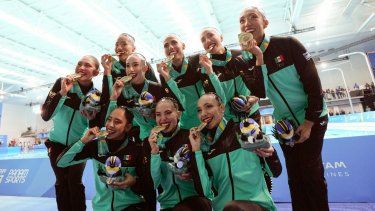 El equipo de México celebra con sus medallas tras ganar en la natación artística en los Juegos Panamericanos en Santiago, el viernes 3 de noviembre de 2023.&nbsp;