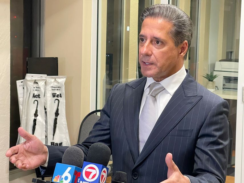 Alberto Carvalho superintendente de escuelas habla con la prensa.