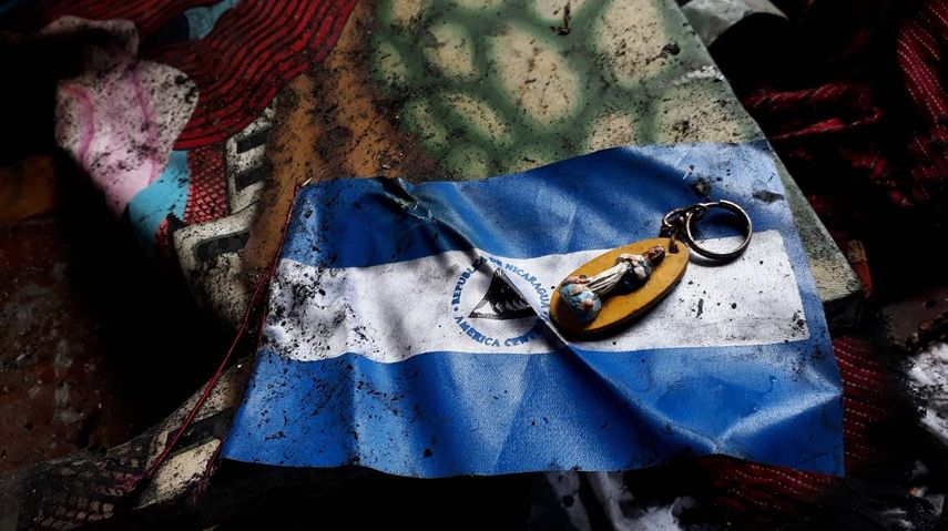Una bandera de Nicaragua y un llavero de la Virgen María que no se quemaron en el incendio en el Mercado de Artesanías&nbsp;en Masaya.