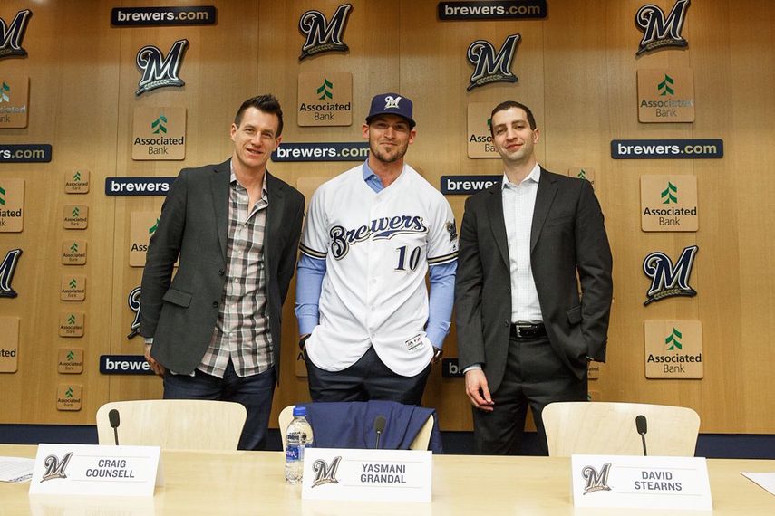 Grandal estuvo acompañado por el gerente general del equipo, David Stearns y el manager, Craig Counsil.