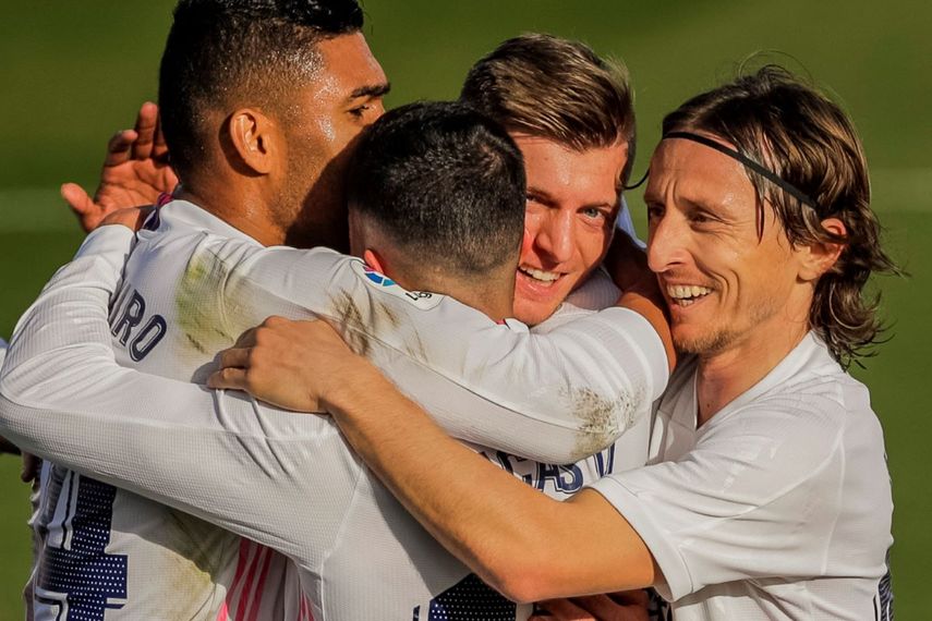 Los jugadores del Real Madrid festejan el segundo gol de la victoria 2-0 ante el Valencia por la Liga española, el domingo 14 de febrero de 2021, en Madrid.&nbsp;