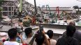 Personas toman una fotografía mientras se utiliza maquinaria para retirar los escombros en el lugar del derrumbe de un edificio en construcción en Bangkok el 31 de marzo de 2025, tres días después de que un terremoto azotara el centro de Myanmar y Tailandia.&nbsp;