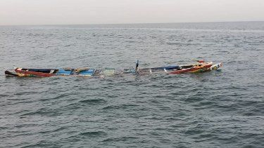 Imagen de archivo. Restos de una embarcación en la que viajaban cerca de 200 migrantes tras hundirse frente a las costas de Senegal en ocutbre de 2024.&nbsp;