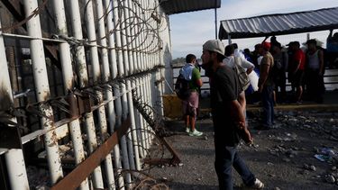 Los migrantes hondureños que integraron una segunda caravana para llegar a Estados Unidos se enfrentaron el domingo con la Policía Federal mexicana durante varias horas, al intentar cruzar la frontera desde Guatemala.&nbsp;