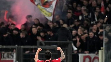 Sandro Tonali festeja al anotar el segundo gol del Milán en el duelo de la Serie A ante la Lazio, en el Estadio Olímpico de Roma, Italia, el domingo 24 de abril de 2022.