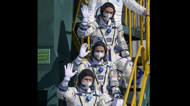 En esta imagen, proporcionada por la NASA, el cosmonauta ruso Pyotr Dubrov (arriba), el astronauta de la NASA Mark Vande Hei (centro) y el cosmonauta ruso Oleg Novitskiy, se despiden antes de abordar la nave Soyuz MS-18 para viajar a la Estación Espacial Internacional, el 9 de abril de 2021, en el cosmódromo de Baikonur, en Kazajistán.&nbsp;