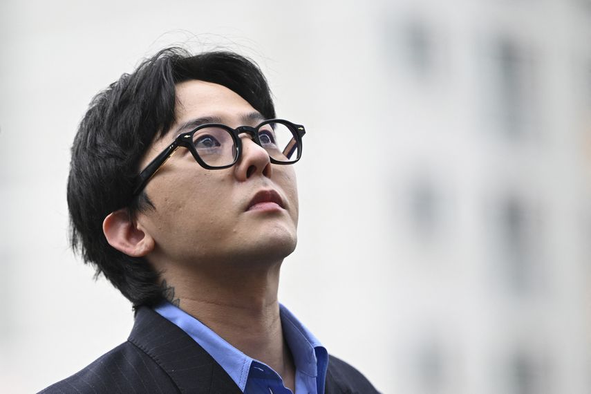 El cantante del K-pop G-Dragon llega a una estación de policía para su interrogatorio en Incheon el 6 de noviembre de 2023.