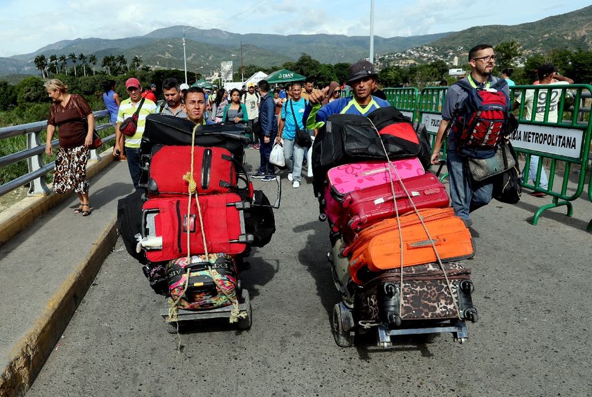 Algunos venezolanos en Colombia han encontrado un modo de sobrevivir cargando las pertenencias de sus coterráneos a la hora de cruzar el puente Simón Bolívar hacia la ciudad de Cúcuta.&nbsp;