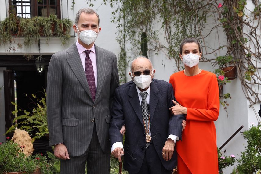 El poeta Francisco Brines, junto a los reyes de España, Felipe VI y Doña Leticia.&nbsp;