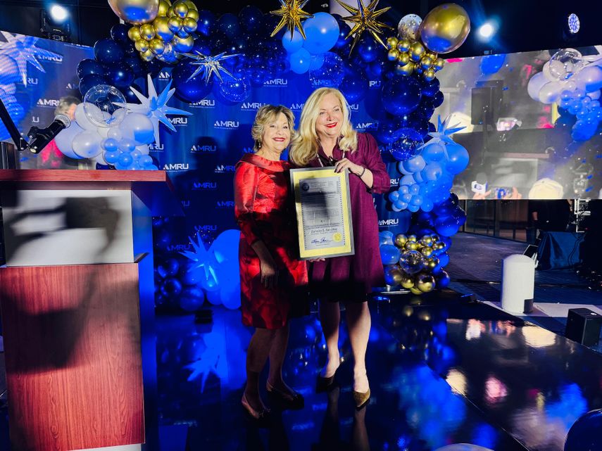 Ophelia Sánchez, presidenta y fundadora de Miami Regional University, junto a la supervisora de elecciones del condado Miami-Dade, Alina García.