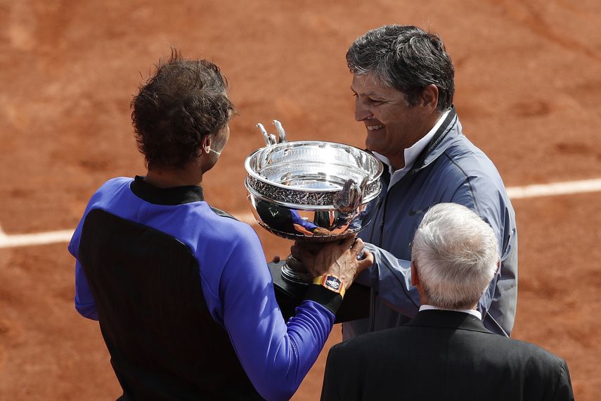 Rafael Nadal recibió de su tío Toni la copa del Roland Garros luego de conquistarla este año por décima vez en su carrera.&nbsp;