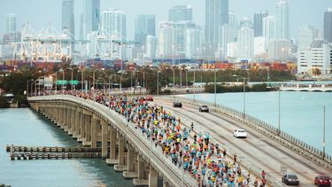 Vista parcial de la ruta del maratón, con la imagen de la ciudad de Miami en el fondo.