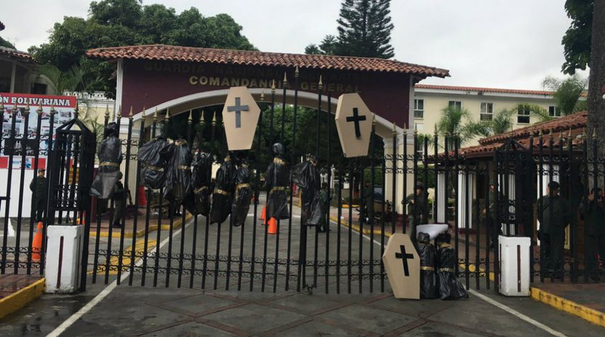 Los parlamentarios&nbsp;colocaron&nbsp;en la fachada de la institución militar,&nbsp;ataúdes&nbsp;y bolsas negras que asemejan los cuerpos de las personas que han muerto en las manifestaciones.