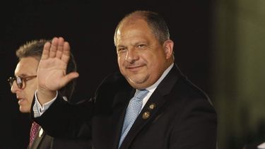El expresidente de Costa Rica, Luis Guillermo Solís, saluda a la prensa a su llegada a la ceremonia de inauguración de la Cumbre de las Américas, en Lima, Perú, el viernes 13 de abril de 2018.
