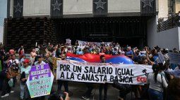 Docentes, trabajadores públicos y jubilados participan en una manifestación docente en demanda de mejores salarios, pensiones y condiciones laborales, frente al Ministerio Público en Caracas el 9 de enero de 2024.