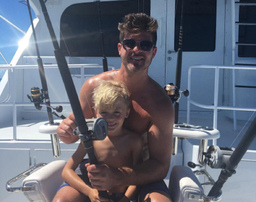 El cantante Robin Thicke pescando con su hijo Julian.