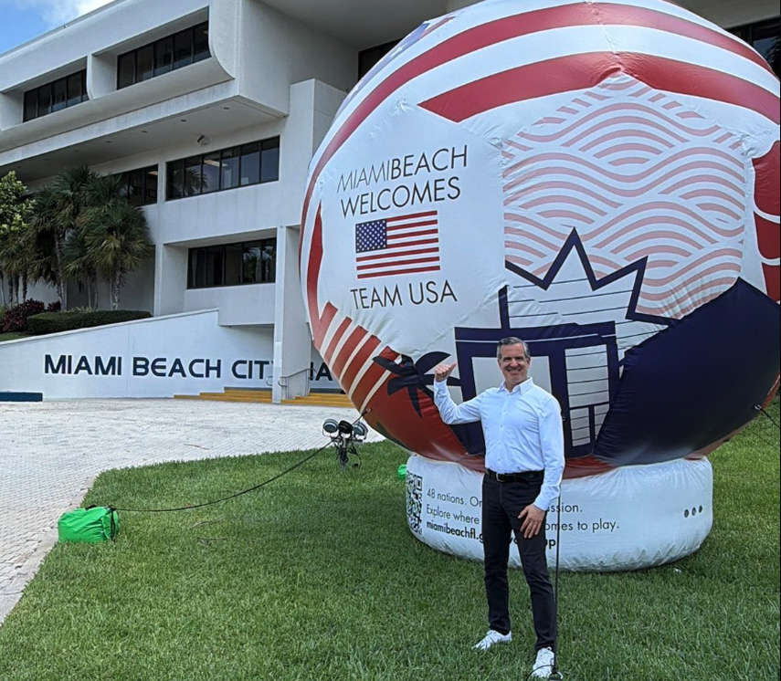 Steven Meiner, alcalde de Miami Beach, posa frente a unas de las grandes pelotas de futbol.&nbsp;