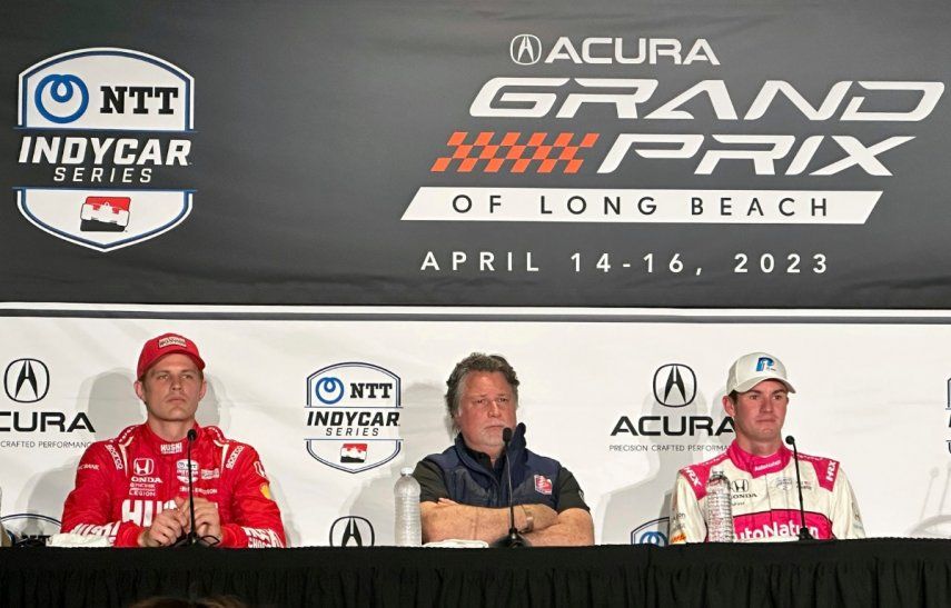 De izquierda a derecha, Marcus Ericsson, el expiloto estadounidense Michael Andretti y Kyle Kirkwood escuchan preguntas en una conferencia de prensa realizada el sábado 15 de abril de 2023, en Long Beach, California&nbsp;