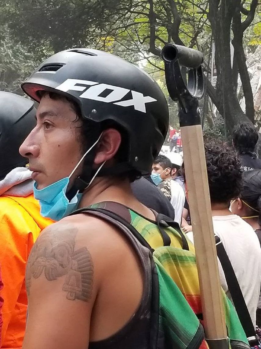 Un hombre es llevado en moto luego de ser afectado por sismo en el barrio La Condesa.&nbsp;