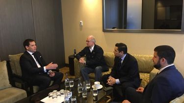 El senador republicano de EEUU Marco Rubio (izq.) durante la reunión con los opositores venezolanos Antonio Ledezma (3ro der.), Carlos Vecchio (2do der.) y David Smolansky.