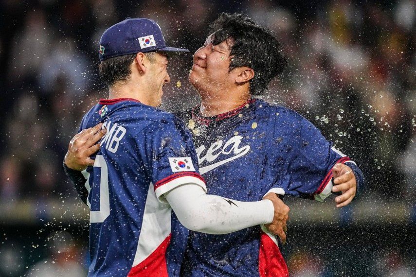 Moon Bo-gyeong (der.) y Shay Whitcomb de Corea del Sur celebran la victoria del equipo al final del partido del Grupo C del Clásico Mundial de Béisbol (CMB) entre Australia y Corea del Sur en el Tokyo Dome en Tokio el 9 de marzo de 2026.&nbsp;
