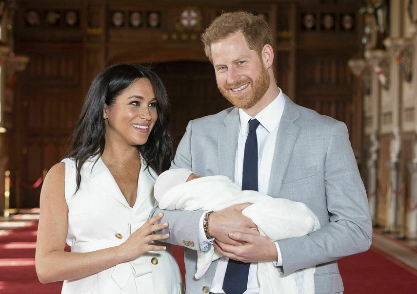 En esta foto de archivo del 8 de mayo del 2019, el príncipe Harry de  Inglaterra y su esposa Meghan, duquesa de Sussex, posan con su recién  nacido en el Castillo de Windsor. 