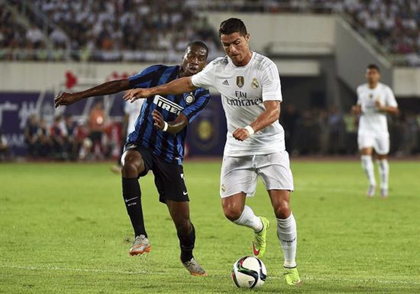 Cristiano Ronaldo, a la derecha, lucha el balón con Geoffrey Kondogbia, del Inter. (EFE)