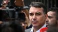 El senador Flavio Bolsonaro, hijo del expresidente brasileño Jair Bolsonaro, habla con periodistas.