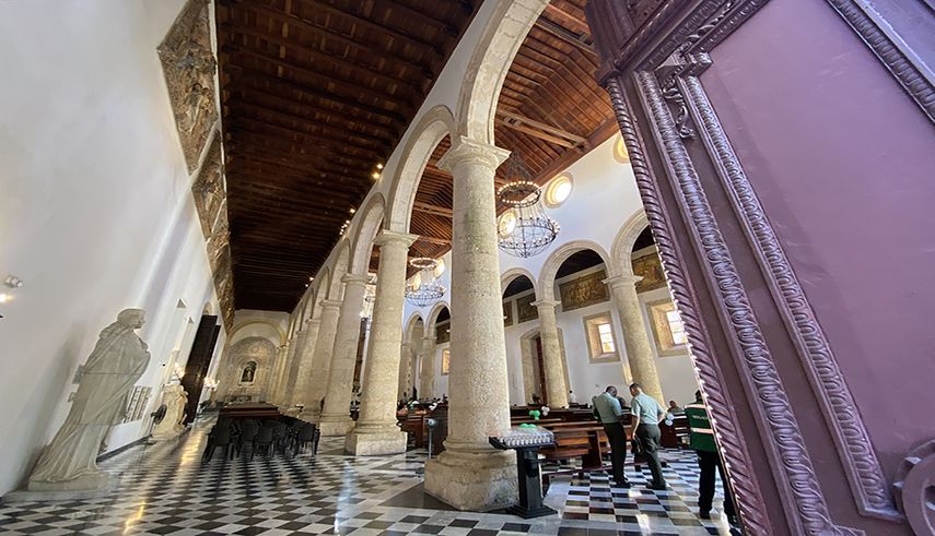 Vista parcial del interior de la catedral de Cartagena de Indias, Colombia.