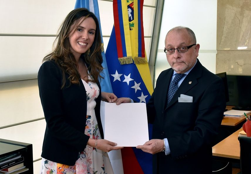El ministro de Exteriores argentino, Jorge Faurie, recibi&oacute; las cartas credenciales de Elisa Trotta, la embajadora del presidente encargado de Venezuela, Juan Guaid&oacute;.