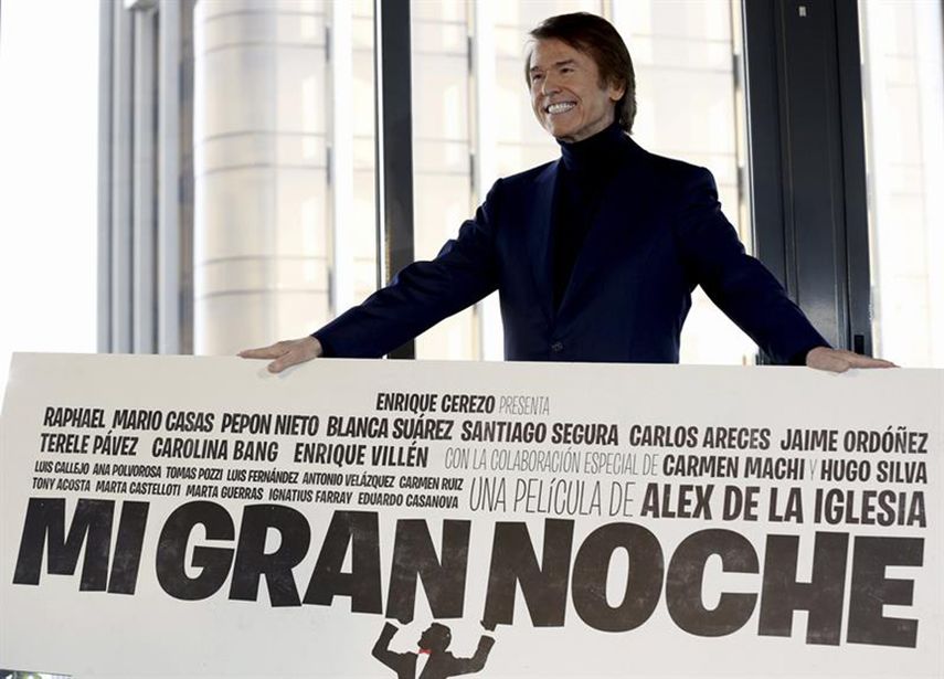 El intérprete de Yo soy aquel muestra el cartel de la película. (dpa)