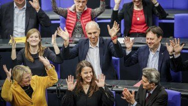Heike Heubach (abajo, centro), la primera diputada sorda en el Bundestag, entre compañeros del Partido Socialdemócrata de Alemania al inicio de una sesión parlamentaria, en Berlín, el 21 de marzo de 2024.&nbsp;