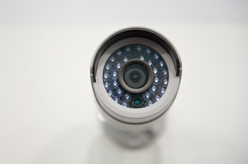 Esta cámara de seguridad proporciona imágenes también en la oscuridad gracias a los LED infrarrojos (dpa)