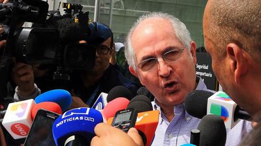 El alcalde opositor venezolano Antonio Ledezma habla con periodistas durante su paso por el aeropuerto El Dorado, en Colombia, tras protagonizar su salida de Venezuela donde cumplía injusto arresto domiciliario.