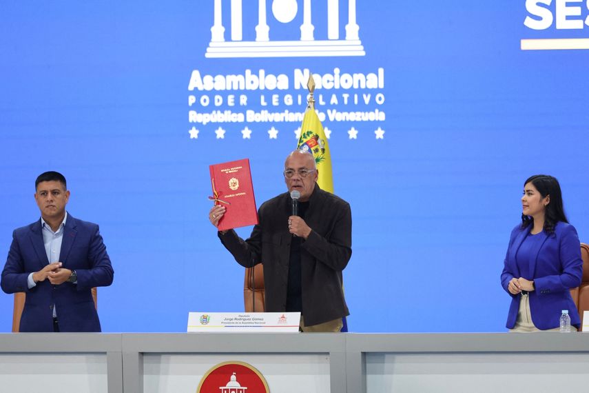 El presidente de la Asamblea Nacional de Venezuela, Jorge Rodríguez, interviene durante una sesión en Caracas el 31 de julio de 2026. Los legisladores venezolanos aprobaron por unanimidad una ley de vivienda que facilita el alquiler de inmuebles, después de que los devastadores terremotos del mes pasado dejaran a miles de personas sin hogar