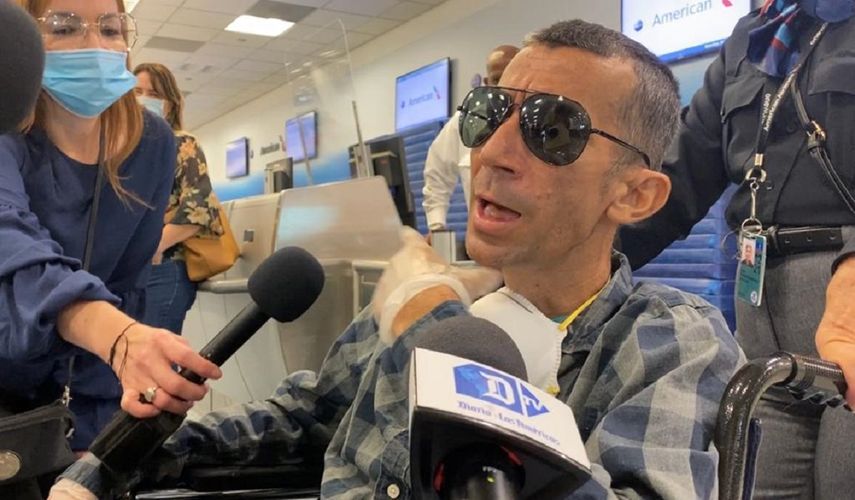 El opositor cubano Ram&oacute;n Arbol&aacute;ez a su llegada al Aeropuerto de Miami.&nbsp;