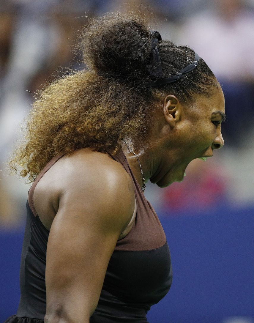 La tenista estadounidense Serena Williams reacciona a una de las jugadas frente a la japonesa Naomi Osaka durante la final femenina del US Open, en Nueva York.