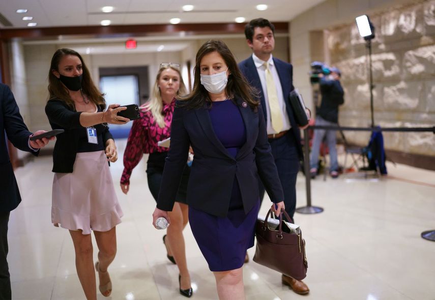 La representante republicana Elise Stefanik, respaldada por los líderes del partido para reemplazar a Liz Cheney como número 3 del bloque, arriba a una reunión en el Capitolio, Washington, 13 de mayo de 2021.