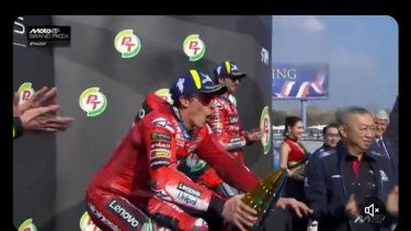 El español Marc Márquez celebra el triunfo en el GP de Tailandia donde empieza la temporada de Moto GP 2025