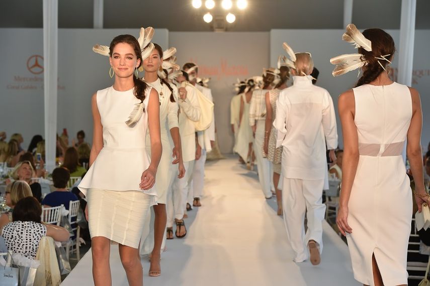 Las tonalidades claras resaltan en el desfile Splendor in The Garden at Fairchild. (ÁLVARO MATA). 