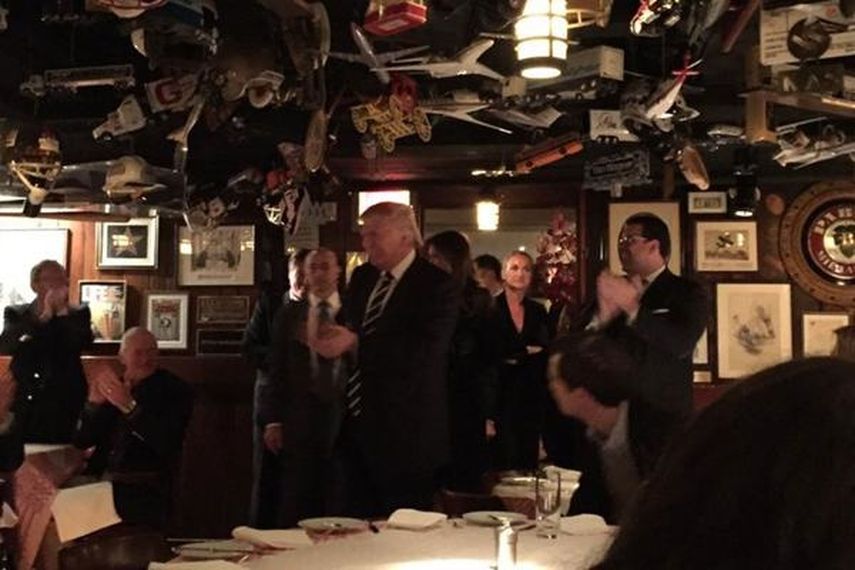 Los presentes en el restaurante 21&nbsp;Club aplaudieron a Donald Trump