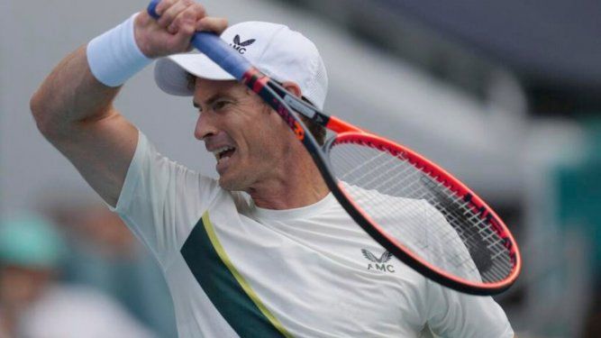 El tenista Andy Murray regresa un golpe en su partido contra Dusan Lajovic durante el Abierto de Miami.