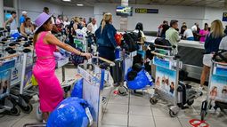 Los pasajeros esperan su equipaje en el aeropuerto José Martí de La Habana, Cuba. Los pasajeros esperan su equipaje en el aeropuerto José Martí de La Habana, Cuba.