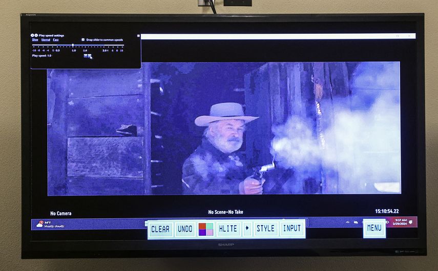 Una imagen de un videoclip de Rust reproducido en la corte muestra al actor Alec Baldwin durante el juicio por homicidio involuntario de Hannah Gutiérrez-Reed en el Tribunal del Primer Distrito Judicial en Santa Fe, Nuevo México, el 29 de febrero de 2024.