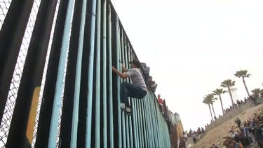 Según informan medios estadounidenses,&nbsp;decenas de migrantes esperan en el puerto de entrada de San Ysidro para pedir asilo en Estados Unidos.
