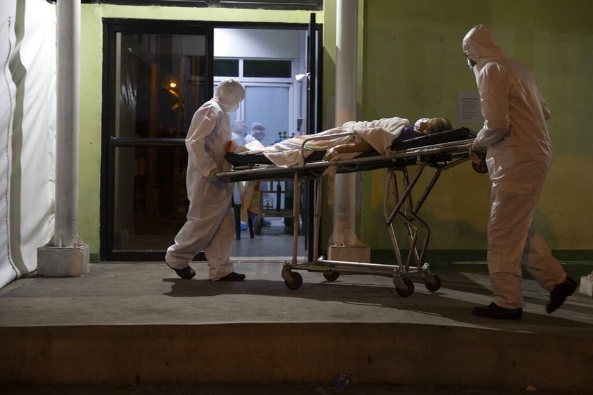 Un paciente con síntomas de COVID-19 es ingresado a un hospital del Seguro Social por bomberos con equipo protector, el viernes 12 de junio de 2020, en Ciudad de Guatemala.