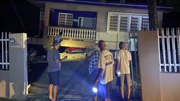 Un edificio derruido con un auto aplastado debajo tras un sismo en Yauco, Puerto Rico, el martes 7 de enero de 2020.&nbsp;